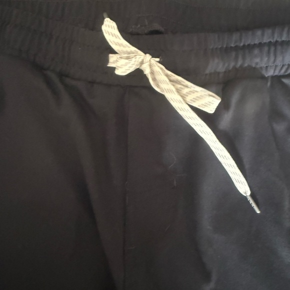 Vuori Men’s Black joggers size small - Picture 3 of 4